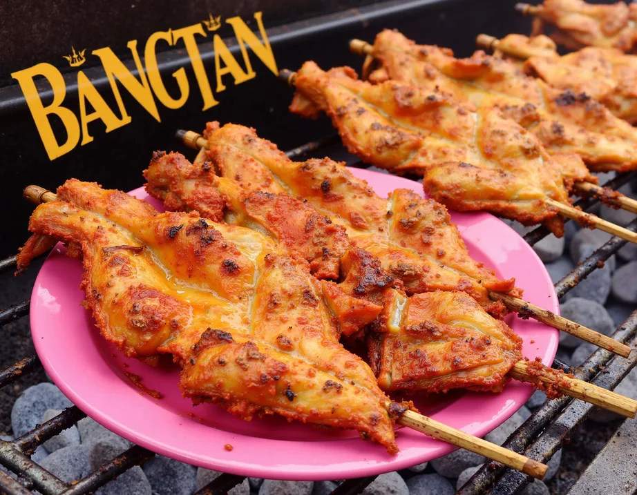ผลลัพธ์: ไก่ย่างจานชมพูพร้อมโลโก้ BANGTAN บนเตา