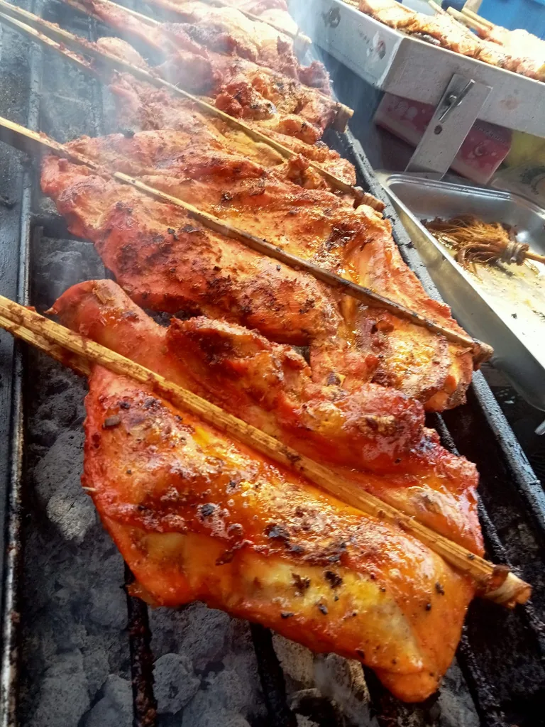 ภาพต้นแบบ: ไก่ย่างเสียบไม้บนเตาถ่านของจริง